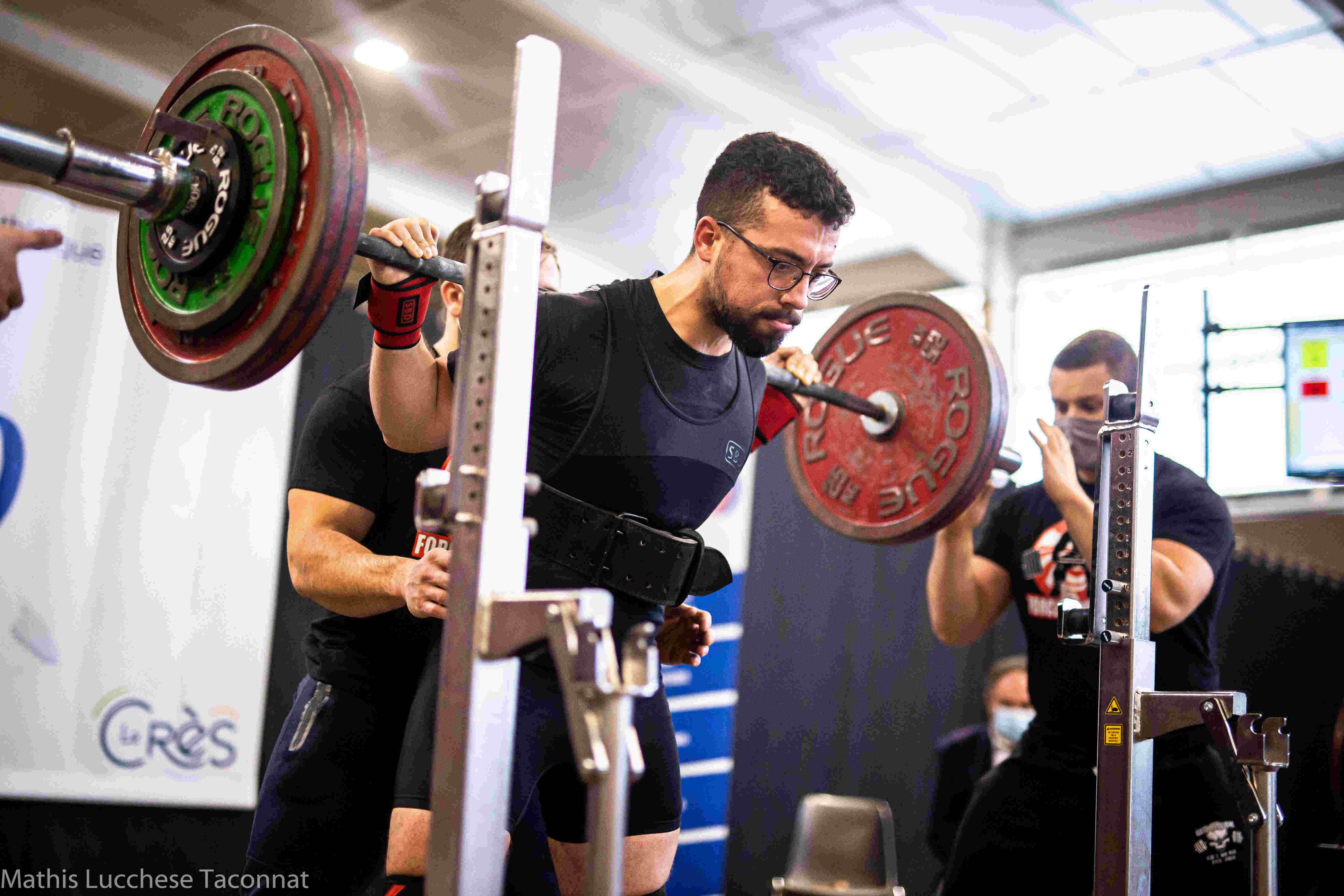 Photographie de Paul exécutant un squat lors d'une compétition